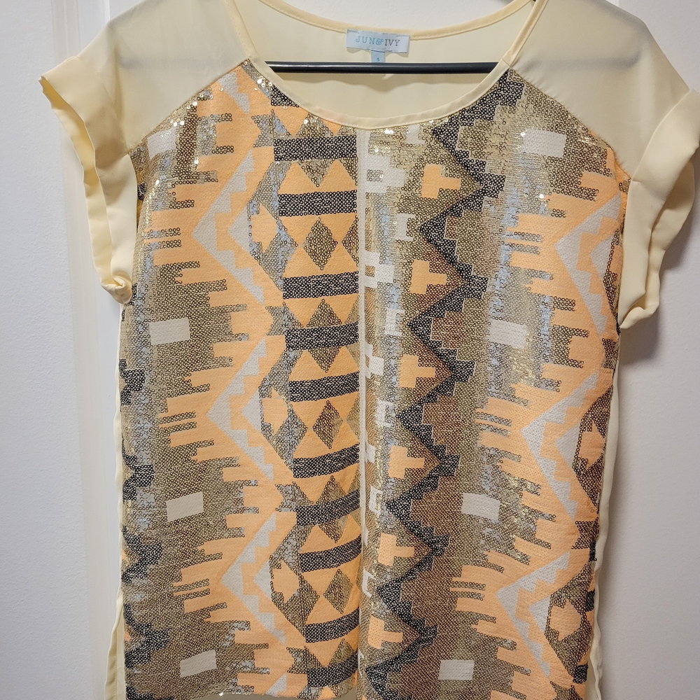 Chic Geometric Patterned Top in Gold and Cream